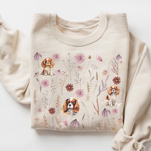 Sudadera con estampado floral de Cavalier King Charles Spaniel, regalo para mamá de Cavvy, cuello redondo con flores prensadas, suéter Spaniel, regalo para nuevos dueños de Cavalier