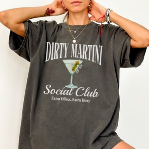 Camiseta Dirty Martini, Camiseta de cuello redondo Comfort Colors Tini Time, Camiseta a juego para grupos, Regalo para amantes de los cócteles, Camiseta de bartender, Top Martini Girl