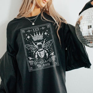 Chemise carte de tarot tante, t-shirt tante cool couleurs confort, cadeau reine des abeilles promue tante, col rond tante sorcière, haut gothique nouvelle tante