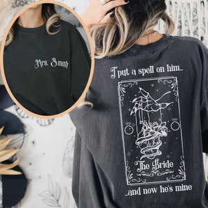 Chemise Witchy Mrs personnalisée, col rond pour mariée aux couleurs confort, cadeau de fiançailles gothique, lui mettez un sortilège, cadeau de mariage Halloween carte de tarot mariée