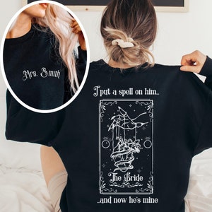 Sweat personnalisé Mme Witchy, pull femme sorcière. Cadeau de fiançailles gothique, chemise de mariée fantasmagorique de carte de tarot, col rond de mariée d'Halloween, sorcière de Salem