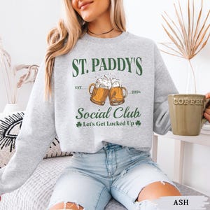 Sudadera para beber en equipo el Día de San Patricio, Sudadera con cuello redondo y trébol, Camiseta para la ruta de bares irlandeses de San Patricio, Camiseta a juego para amantes de la cerveza, Camiseta de camarero Ash