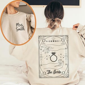 Sweatshirt Mrs Tarot personnalisé, ras du cou effrayant Future Mrs, cadeau de fiançailles Halloween, pull femme sorcière carte de tarot, chemise mariée sorcière Salem