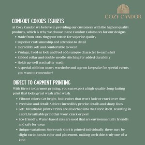 K&ouml;nnte beinhalten: Cozy Candor Comfort Colors T-Shirts bestehen aus 100 % Ringspinn-Baumwolle f&uuml;r ein weiches, bequemes Tragegef&uuml;hl. Die Shirts haben einen Vintage-Look und -Feel, mit gerippten Kragen und Doppelstichn&auml;hten f&uuml;r zus&auml;tzliche Strapazierf&auml;higkeit. Der Direktdruck auf das Kleidungsst&uuml;ck sorgt f&uuml;r leuchtende Farben, die nicht verblassen oder mit der Zeit rei&szlig;en.