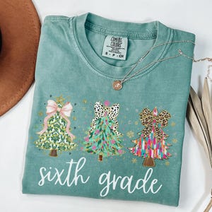 Chemise colorée d'arbre de Noël pour enseignant de 6e année, col rond de Noël couleurs confortables pour la 6e année, cadeau des fêtes pour l'enseignant de 6e année, équipe de 6e année