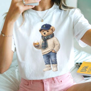 Camiseta navideña con osito de peluche, cuello redondo navideño con colores cómodos para amantes del whisky, camiseta navideña a cuadros con osito, regalo de invierno con ponche de moda.