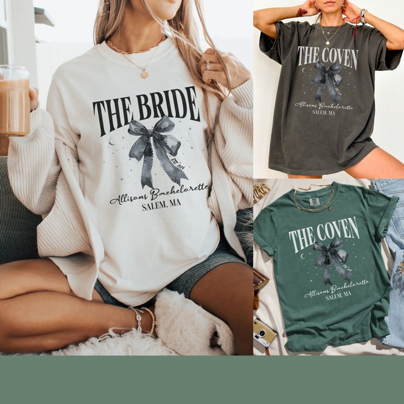 K&ouml;nnte beinhalten: Drei verschiedene T-Shirts mit einem schwarzen und wei&szlig;en Aquarell-Schleifendesign. Die Shirts sind wei&szlig;, grau und gr&uuml;n. Der Text auf den Shirts lautet "The Bride", "The Coven" und "Allisons Bachelorette Salem, MA".