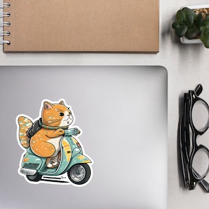 Könnte beinhalten: Eine orangefarbene Comic-Katze mit weißen Markierungen fährt einen türkisfarbenen Vintage-Roller. Die Katze trägt ein braunes Halsband und einen Rucksack.