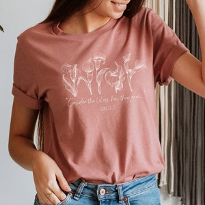 Overweeg het Lelies-shirt: Botanical Christian Apparel