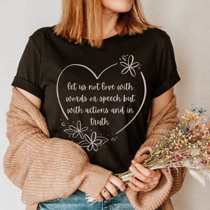 Christelijke Valentijnsdag hart T-shirt, liefde in actie T-shirt, 1 John 3 bijbelvers T-shirt, hart schriftkunst, dameskleding cadeau,