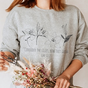 Luke 12 27 Sweatshirt, Betrachten Sie die Lilien, botanische christliche Rundhalsausschnitt, Bibel Vers Shirt, Blumen Pullover, Damenbekleidung, Geschenk für sie