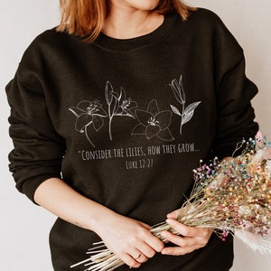 Betrachten Sie die Lilien christliche Rundhalsausschnitt, botanisches Sweatshirt, Luke 12 27 Bibel-Vers-Shirt, Blumen-Pullover, Damenbekleidung, Geschenk für sie,