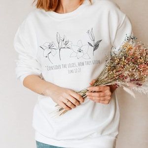 Betrachten Sie das Lilien-Sweatshirt, botanische christliche Rundhalsausschnitt, Luke 12 27 Bibel-Vers-Hemd, Blumen-Pullover, Damenbekleidung, Geschenk für sie,