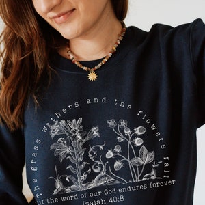 Jesaja 40 Botanisches christliches Sweatshirt, Das Gras verwelkt Bibel-Vers Rundhalsausschnitt, Frau Blumen-Shirt, Jesus & Naturliebhaber, Geschenk für sie,