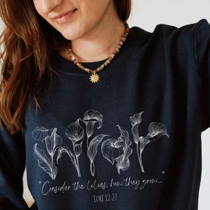 Betrachten Sie das Lilien-Sweatshirt, botanische christliche Shirt, Blumen-Crewneck, Glaube-Pullover, Luke 12 27 Vers, Damenbekleidung, Geschenk für sie,