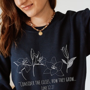 Betrachten Sie das Lilien botanische Sweatshirt, christliche Rundhalsausschnitt, Luke 12 27 Bibel-Vers-Shirt, Blumen-Pullover, Damenbekleidung, Geschenk für sie,