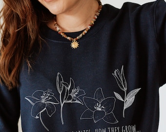 Betrachten Sie das Lilien botanische Sweatshirt, christliche Rundhalsausschnitt, Luke 12 27 Bibel-Vers-Shirt, Blumen-Pullover, Damenbekleidung, Geschenk für sie,