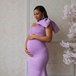Sukienka ciążowa z jednym ramieniem w kolorze liliowym, fioletowa sukienka ciążowa, sukienka na baby shower, sukienki na sesję zdjęciową ciążową, sukienka ciążowa z kokardą