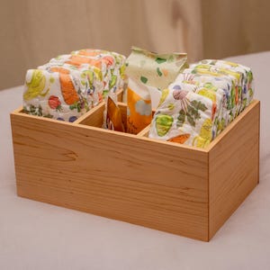Aangepaste luiercaddy handgemaakte kinderkamerorganizer gepersonaliseerde kraamcadeau voor nieuwe moeder massief houten esdoorn walnoot wit eiken opbergdoos