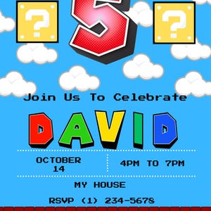 Pu&ograve; includere: Un invito di compleanno con sfondo cielo blu, nuvole bianche e un numero 5 rosso. L'invito dice "Join Us To Celebrate DAVID" e include data, ora e informazioni RSVP. Scatole gialle con punti interrogativi su ogni lato.