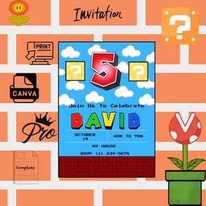 Pu&ograve; includere: Un invito di compleanno con sfondo cielo blu, nuvole bianche e un grande numero 5 rosso. L'invito include il nome "DAVID", i dettagli dell'evento e un bordo di mattoni. La parola "Invito" &egrave; in alto.
