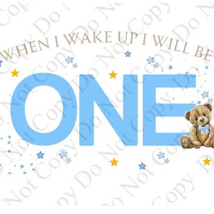以下が含まれることがあります： 白地に「WHEN I WAKE UP I WILL BE ONE」の文字が薄茶色で書かれています。「ONE」の文字は大きく、水色です。青いリボンをつけた茶色のテディベアが右側に座っています。