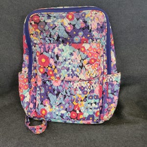 レディース ヴェラブラッドリー フローラル ピンク パープル ブルー ジップバックパック ドリンクポケット2つ 15x11