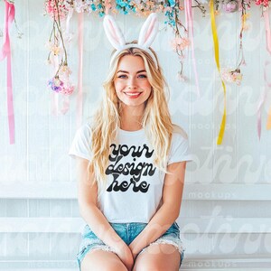 T-shirtmodel | Paashaas T-shirt | Witte korte mouw | 3001 5000 6400 | Mockup lente lifestyle | Trendy moderne influencer | JPG