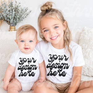 Geschwister-Mockup | Weißes Kurzarmshirt für Kinder, Babybody | 3001 500B 100B 4400 | Lifestyle-Mockup | Trendig und modern | JPG