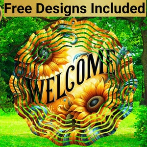 Puede incluir: Un letrero de bienvenida redondo y decorativo con girasoles y la palabra "WELCOME" en letras negras. El letrero tiene un borde dorado y está rodeado de líneas onduladas verdes. En la parte superior está el texto "10 Free Designs Included".