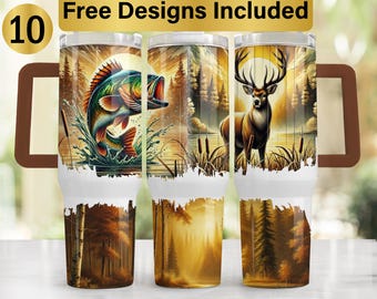 Könnte beinhalten: Drei zylindrische Becher mit Henkeln, die ein Waldmotiv mit einem springenden Fisch und einem Hirsch zeigen. Der Text '10' und 'Free Designs Included' steht oben. Die Designs zeigen einen goldenen Sonnenuntergang, Kiefern und Schilf.