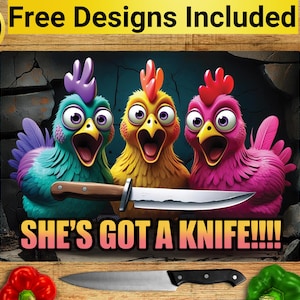 Peut inclure: Un dessous de plat rectangulaire avec une image de dessin animé de trois poulets avec des becs ouverts et un couteau. Les poulets sont turquoise, jaunes et roses. Le texte "SHE'S GOT A KNIFE!!!!" est en dessous. Le texte "10 Free Designs Included" est en haut.