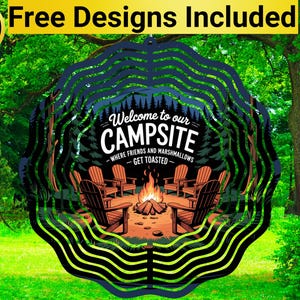 Puede incluir: Un molinillo de viento de metal con un diseño circular que presenta una escena de fogata con personas sentadas alrededor. El texto "Welcome to our CAMPSITE - Where friends and marshmallows get toasted" se muestra en el molinillo.