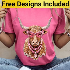 Peut inclure: Un t-shirt rose vif avec un motif de taureau portant des lunettes à monture rose et des colliers de pierres précieuses roses superposés. Le taureau a une texture scintillante rappelant des strass. Le texte 10 Free Designs Included est en haut.