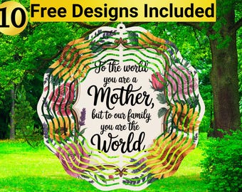 Może przedstawiać: Biały wiatraczek z kwiatowym wzorem i tekstem "To the world you are a Mother, but to our family you are the World".