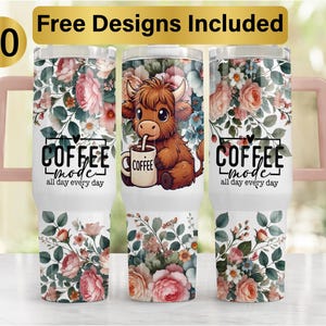 K&ouml;nnte beinhalten: Drei wei&szlig;e Becher mit Henkeln und einem Blumenmuster aus rosa und wei&szlig;en Rosen mit gr&uuml;nen Bl&auml;ttern. Die &auml;u&szlig;eren Becher zeigen den Text COFFEE mode all day every day. Der mittlere Becher zeigt ein braunes Hochlandrind, das Kaffee trinkt.