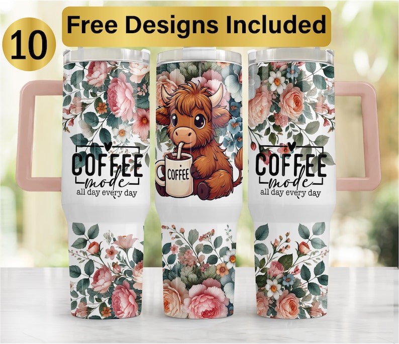 K&ouml;nnte beinhalten: Drei wei&szlig;e Becher mit Henkeln und einem Blumenmuster aus rosa und wei&szlig;en Rosen mit gr&uuml;nen Bl&auml;ttern. Die &auml;u&szlig;eren Becher zeigen den Text COFFEE mode all day every day. Der mittlere Becher zeigt ein braunes Hochlandrind, das Kaffee trinkt.