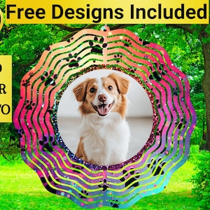 Puede incluir: Un colorido marco de fotos para mascotas con un perro en el centro. El marco tiene un diseño ondulado con huellas de patas y el texto "10 Free Designs Included" y "Add Your Photo". El fondo es una zona verde y herbosa.