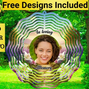 Pode incluir: Um móbile de vento de metal com um design circular que apresenta uma moldura de foto com o retrato de uma mulher. A moldura é cercada por flores e o texto "In loving memory".
