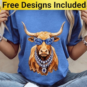 Könnte beinhalten: Ein blaues T-Shirt mit einem Grafikdruck eines goldbraunen Stiers, der eine blaue Katzenaugen-Sonnenbrille und eine mehrlagige Halskette mit blauen und weißen Kristallen trägt. Der Text 10 Free Designs Included steht oben im Bild.