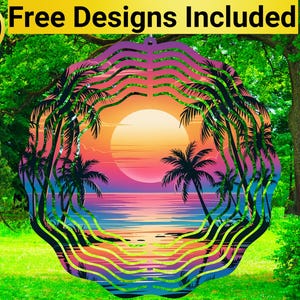 Peut inclure: Un mobile à vent coloré avec un design en couches représentant des palmiers et un coucher de soleil sur l'océan. Le mobile est de forme circulaire et est fait de métal. Le texte "10 Free Designs Included" est visible dans le coin supérieur gauche de l'image.