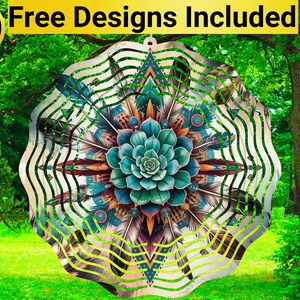 Peut inclure: Un mobile en métal coloré avec un design géométrique mettant en scène une grande succulente verte au centre. Le mobile a un design en couches avec des plumes et d'autres motifs.