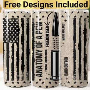 Puede incluir: Un vaso cil&iacute;ndrico con un patr&oacute;n de bandera estadounidense desgastada en negro y beige. El dise&ntilde;o incluye un diagrama titulado Anatomy of a Pew con texto que se&ntilde;ala una bala, etiquetado como Freedom Seed, Magic Fire Dust y Bang Button.