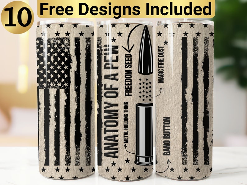 Puede incluir: Un vaso cil&iacute;ndrico con un patr&oacute;n de bandera estadounidense desgastada en negro y beige. El dise&ntilde;o incluye un diagrama titulado Anatomy of a Pew con texto que se&ntilde;ala una bala, etiquetado como Freedom Seed, Magic Fire Dust y Bang Button.