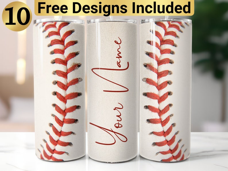 Puede incluir: Tres vasos cil&iacute;ndricos con un patr&oacute;n de pelota de b&eacute;isbol, textura de cuero blanco y costuras rojas. El vaso central muestra el texto cursivo rojo Your Name. Un c&iacute;rculo dorado con el n&uacute;mero 10 y el texto 10 Free Designs Included.