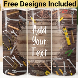 Puede incluir: Tres vasos de acero inoxidable con fondo de madera y varias herramientas, como llaves, alicates y una sierra. El vaso del medio tiene el texto "Añadir tu texto".