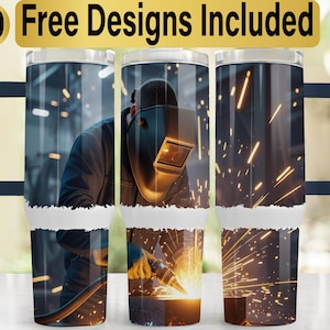 Puede incluir: Tres vasos de acero inoxidable con un diseño envolvente que muestra a un soldador en el trabajo, con chispas. Los vasos tienen una banda blanca y un asa azul oscuro. El texto "10 Free Designs Included" está en la parte superior.