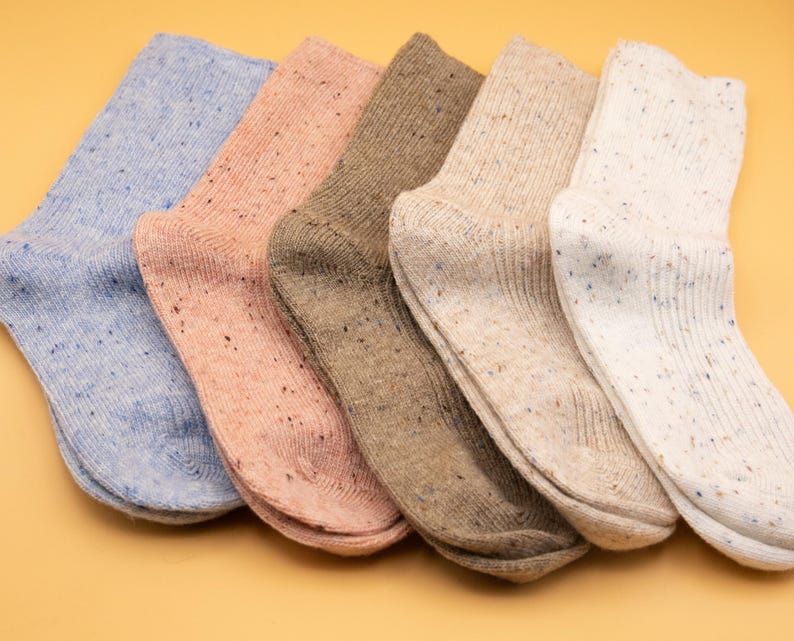 Calcetines de mezcla de lana para mujer / 79 % lana, calcetines de punto suaves y cómodos / Calcetines cálidos para botas de invierno / Regalo ideal para rellenar el calcetín navideño. imagen 1