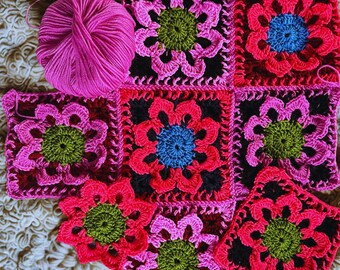 Puede incluir: Una colección de cuadrados de flores de ganchillo coloridos en tonos rosa, rojo, verde y azul. Se ven dos ovillos de hilo rosa, junto con varios cuadrados terminados y una flor parcialmente acabada. Los cuadrados están dispuestos sobre una superficie texturizada de color blanco roto.