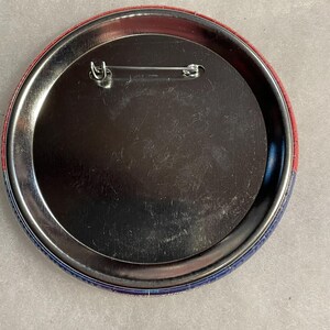 K&ouml;nnte beinhalten: Ein Set aus drei Keramikbechern mit gesprenkelter, cremefarbener Glasur. Jeder Becher zeigt ein handgemaltes Blumendesign in Blau-, Gr&uuml;n- und Gelbt&ouml;nen. Die Becher haben eine einfache, abgerundete Form und einen bequemen Griff.